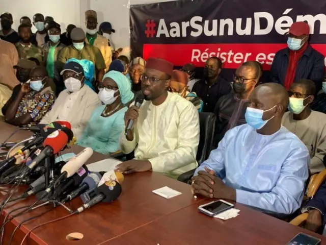 Shugaban jam'iyyar siyasa PASTEF-Les Patriotes "Patriots na Senegal don ɗa'a, aiki da 'yan uwantaka", Ousmane Sonko (na biyu daga dama) yayi magana da manema labarai bayan an sake shi a ƙarƙashin kulawar shari'a.