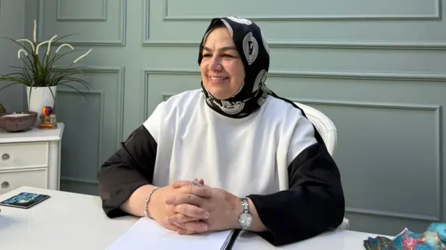 Bahriye Kaman masasında oturuyor