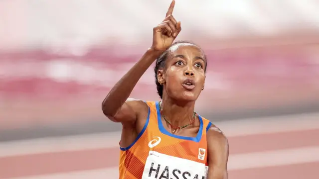 Shisha bilan mushtlash fotosuratlari Qiz yalaydi va cums qiladi.