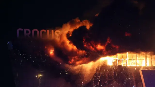 Oblak dima i vatre iznad koncertne hole Krokus 