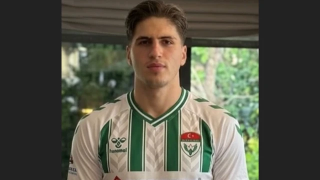 Yeşil beyaz formalı genç bir adam