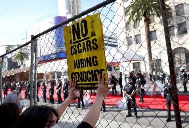 Manifestantes a favor del alto el fuego en Gaza en las inmediaciones del teatro Dolby en Hollywood, Los Ángeles, durante los Oscar el 10 de marzo de 2024.