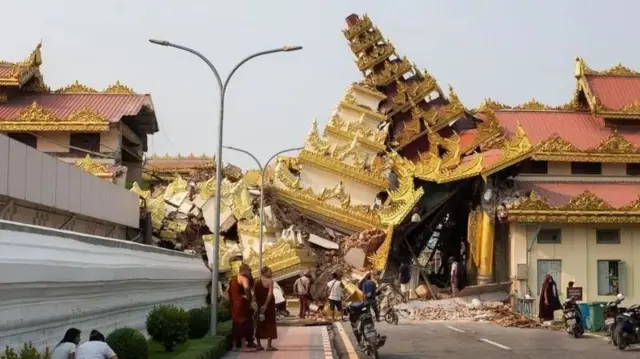 Pagoda Maha Myat Muni di Mandalay ambruk akibat gempa