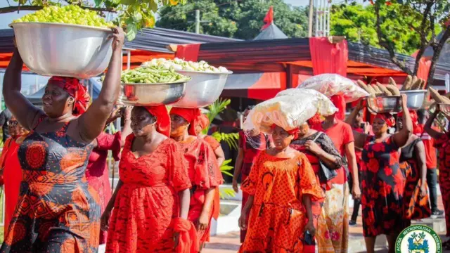 Women put pots for head