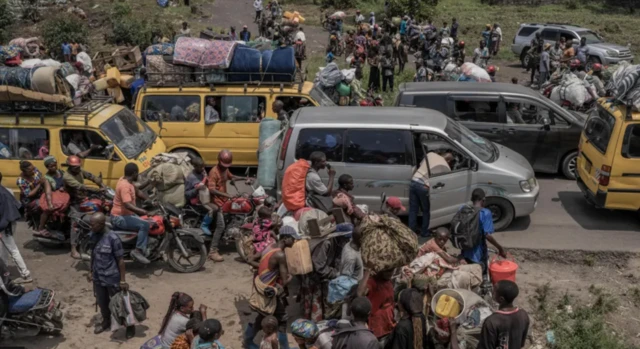 Personnes fuyant à bord de véhicules