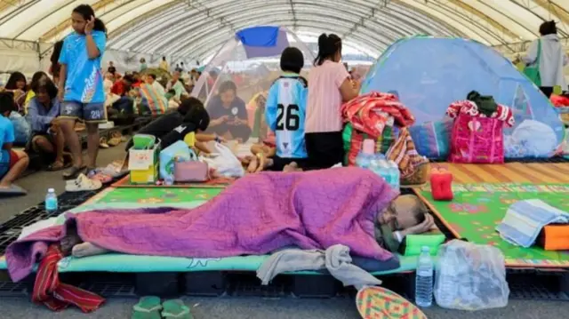 افراد تخلیهشده در حال استراحت در پناهگاهی در استان بوری رام تایلند