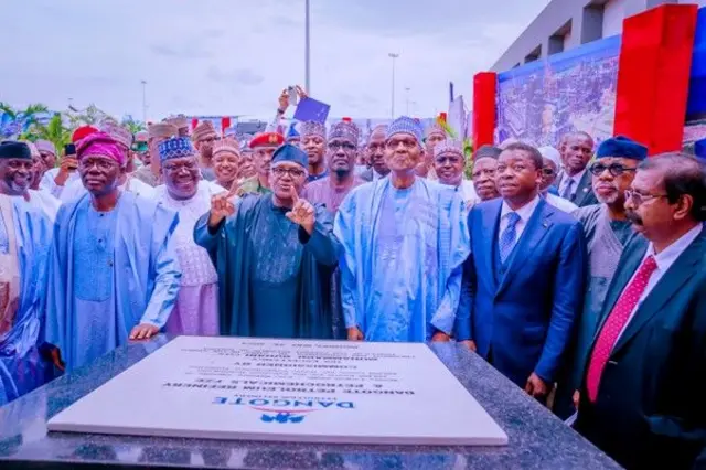 Muhammadu Buhari da Aliko Dangote yayin kaddamar da matatar man Dangote