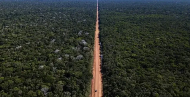 Foto do leito de terra batida da rodovia BR-319 , localizada entre Rondônia e Amazonas, cruzando a floresta amazônica