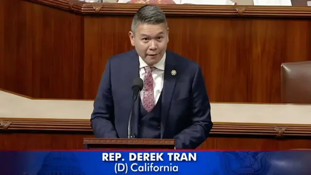Dân biểu Derek Trần của Địa hạt 45, bang California phát biểu tại Hạ viện Hoa Kỳ nhân kỷ niệm 50 năm ngày kết thúc Chiến tranh Việt Nam. Dân biểu Derek Trần của Địa hạt 45, bang California phát biểu tại Hạ viện Hoa Kỳ nhân kỷ niệm 50 năm ngày kết thúc Chiến tranh Việt Nam.