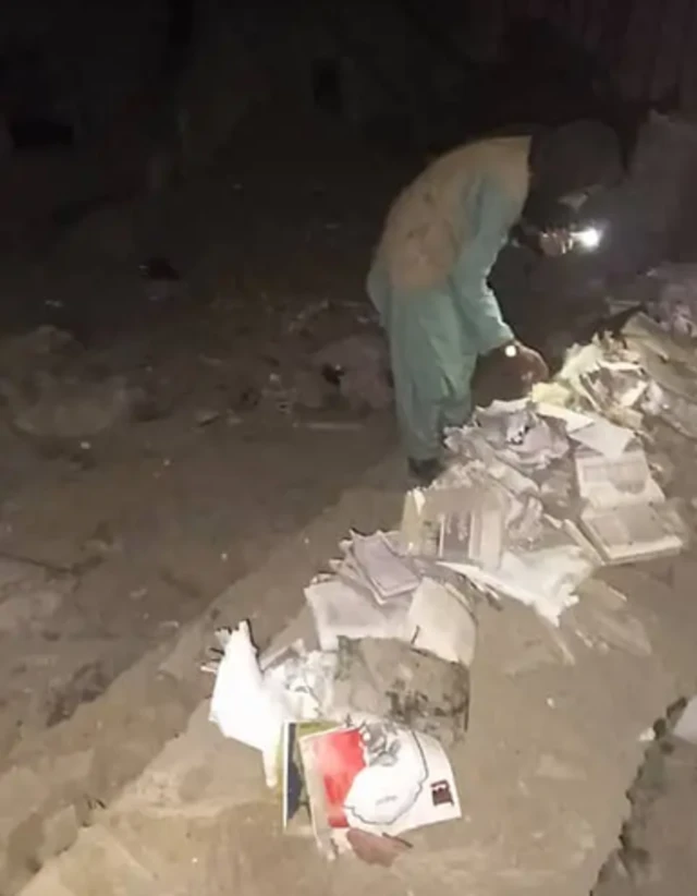 काग़ज़ों को देखता एक शख़्स