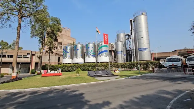 મંગળવારે આણંદમાં યોજાયેલી ચૂંટણીમાં અમૂલના નવા ચૅરમૅન અને વાઇસ ચૅરમૅન ચૂંટાયા પછી અશોકભાઈ ચૌધરી (જમણેથી બીજા) અને ગોરધનભાઈ ધામેલિયા (ડાબેથી બીજા) નજરે પડે છે.
આણંદ, અમૂલ, જીસીએમએમએફ, ફેડરેશન, દૂધીયું રાજકારણ, બનાસ ડેરી, સાબર ડેરી, રાજકોટ ડેરી, ગોપાલ ડેરી, સુમુલ ડેરી. 