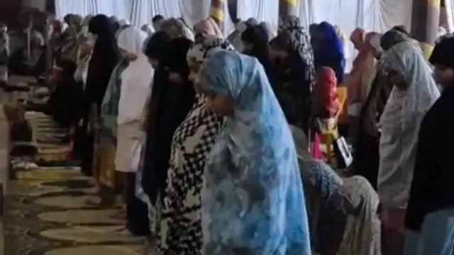 لکھنؤ کے عیش باغ کی ایک مسجد میں خواتین کی باجماعت نماز کا منظر