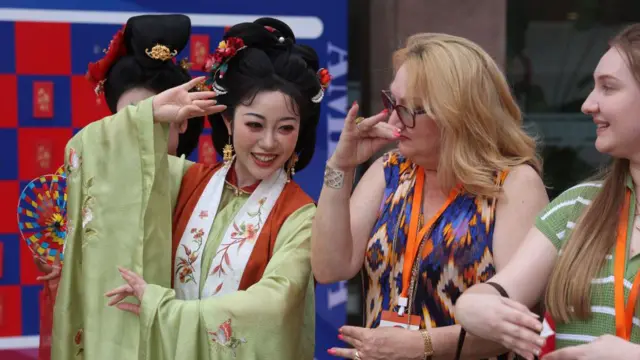 Uma mulher chinesa vestida com roupas tradicionais