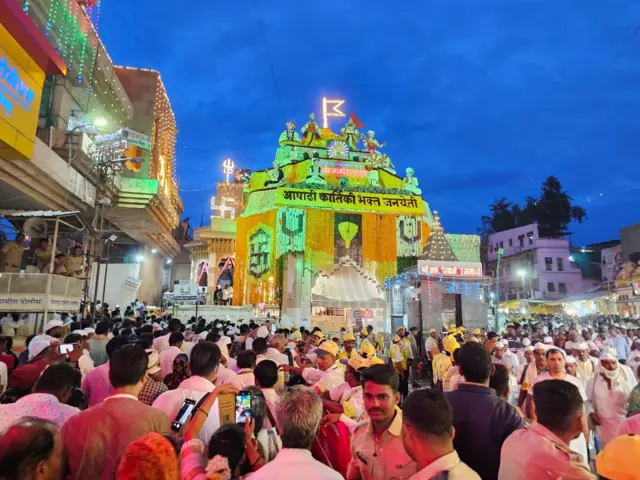 आषाढी एकादशी निमित्त मुख्यमंत्री एकनाथ शिंदे यांच्या हस्ते विठ्ठल रुक्मिणीची महापूजा संपन्न