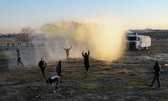 20 Ocak'ta Mardin'in Nusaybin ilçesinde, sınır bölgesinde yapılan gösteride polis ile göstericiler çatışma çıktı. Fotoğrafta polis TOMA'sının bir grup göstericiye su sıktığı görülüyor. 