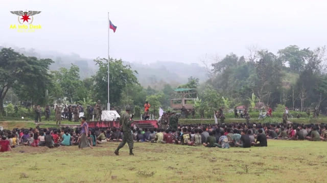 အမှတ် (၁၅) စစ်ဆင်ရေးကွပ်ကဲမှုဌာနချုပ် သိမ်းပိုက်ခံရပြီးနောက် ဖမ်းဆီးခံထားရတဲ့ စစ်ကောင်စီတပ်ဖွဲ့ဝင်တွေ။