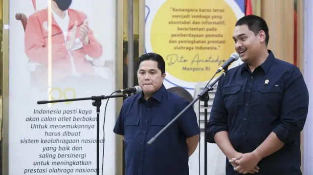 Ketua Umum PSSI Erick Thohir (kiri) bersama Menteri Pemuda dan Olahraga Dito Ariotedjo