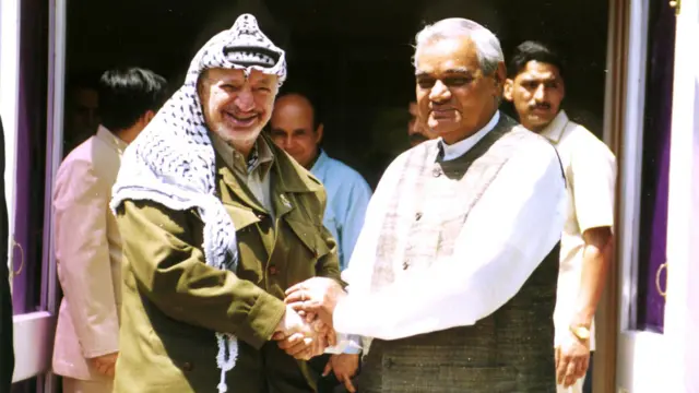 انڈیا میں پہلی بی جے پی کی پہلی حکومت کے وزیر اعظم اٹل بہاری واجپائی اور یاسر عرفات