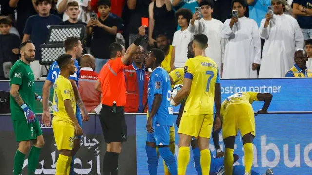 طرد رونالدو خلال مواجهة الهلال