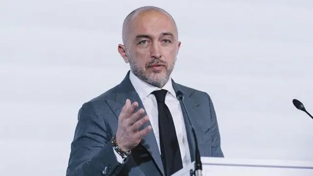 Голова НБУ Андрій Пишний в діловому костюмі виступає за трибуною