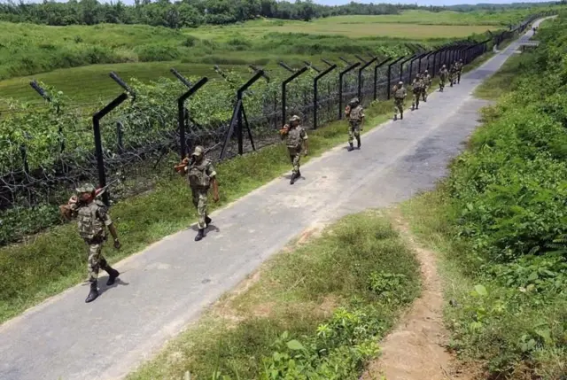 ত্রিপুরা সীমান্তে কাঁটাতারের বেড়া ঘেঁষে তৈরি 'বর্ডার রোড' ধরে টহল দিচ্ছে বিএসএফ