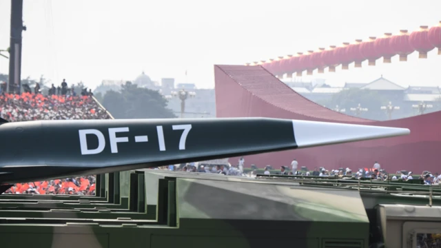 Pekin'deki Tiananmen Meydanı'nda sergilenen bir DF-17 füzesi