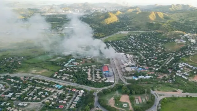 पोर्ट मोर्स्बीमा भवनमा आगजनी भएपछि निस्किएको धुवाँको मुस्लो 