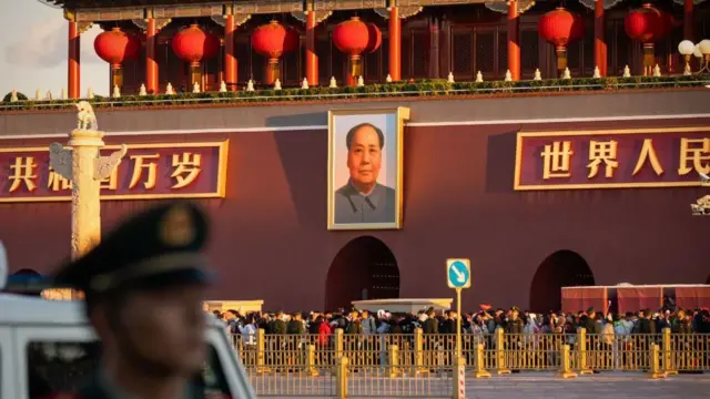 Suuraa hogganaa Chaayinaa duraanii Moo Zedong addabaabayii Ti'ananmen irratti yeroo sirni alaabaa fanniisuu, gaafa Chaayinaan waggaa 75ffaa hundeeffama Rippabiliika Ummatootaa kabajuuf gaggeeffame