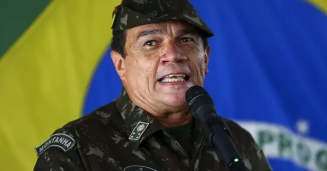 General Paulo Sérgio Nogueira usando farda durante discurso com a bandeira do Brasil ao fundo