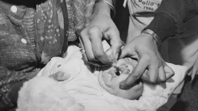 सत्तरच्या दशकात बालकांच्या सार्वजनिक लसीकरणाचे कार्यक्रम सुरू झाले 