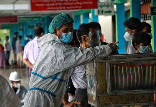 ကိုဗစ်ကာလ ရန်ကုန်မြို့က ရေဝေးသုသာန်မြင်ကွင်း 