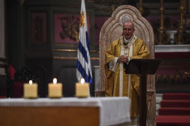 El arzobispo de Montevideo, cardenal Daniel Sturla, celebra una misa en la catedral de Montevideo