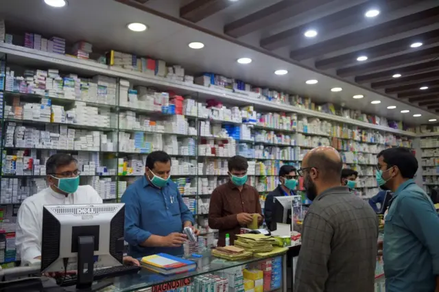 یک دواخانه در پاکستان