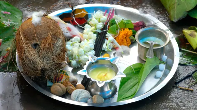 সনাতনীরা ধর্ম পুজোর আয়োজন করলেও আদৌ তিনি হিন্দু দেবতা কী না, তা নিয়ে গবেষকদের প্রশ্ন আছে - প্রতীকি চিত্র