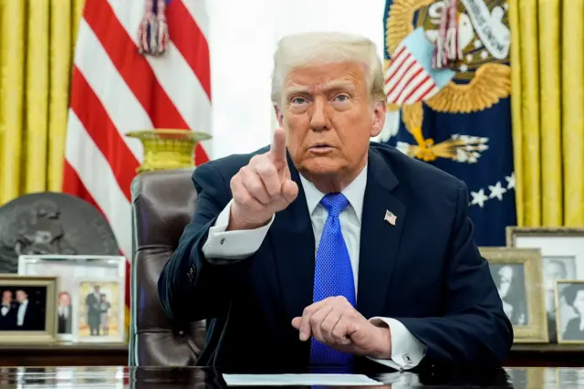 Donald Trump apunta con el dedo en el Despacho Oval.