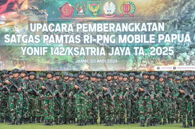 Prajurit TNI mengikuti Upacara Pemberangkatan Satgas Pamtas RI-Papua Nugini di Batalyon Infanteri Raider 142/Ksatria Jaya, Kasang, Jambi, Jumat (2/5/2025). Sebanyak 450 prajurit Yonif 142/Ksatria Jaya diberangkatkan menuju perbatasan RI-Papua Nugini untuk menjalankan tugas operasi sebagai satuan tugas pengamanan perbatasan dan patroli wilayah selama 6 sampai 12 bulan. ANTARA FOTO/Wahdi Septiawan/rwa.