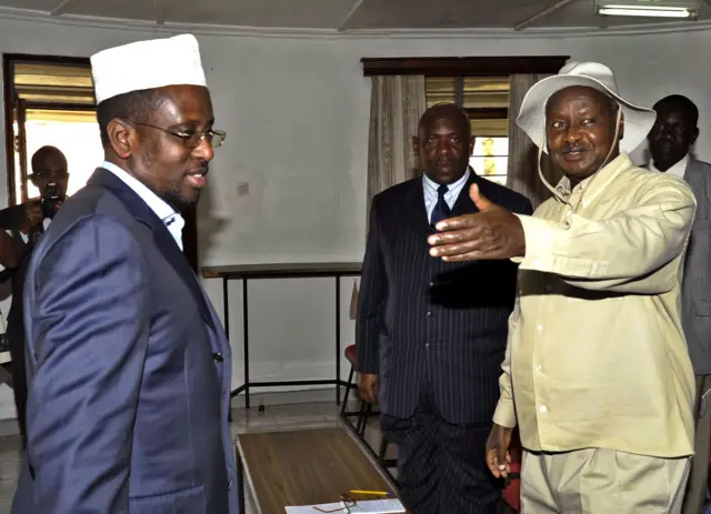 Madaxweynaha Uganda Yoweri Museveni (M) oo wax tilmaamaya xilli uu shir kula jiray, dhiggiisa Soomaaliya, Sharif Sheikh Ahmed (B) August 8, 2011.