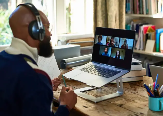 Un homme en réunion zoom