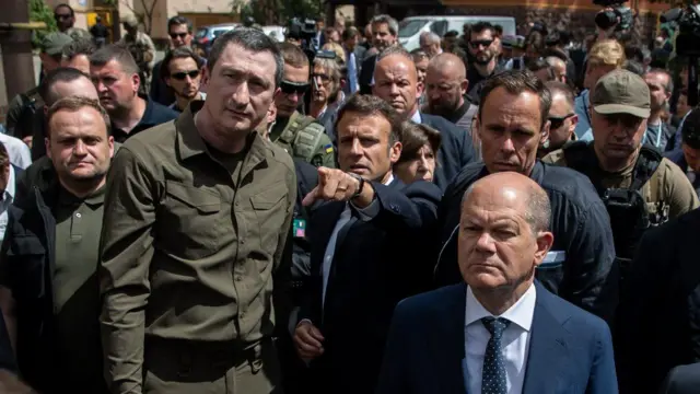 Міністр розвитку громад та територій Олексій Чернишов проводить екскурсію у деокупованому від російських військ Ірпені для президента Франції Емануеля Макрона та канцлера Німеччини Олафа Шольца, 2022 рік. 