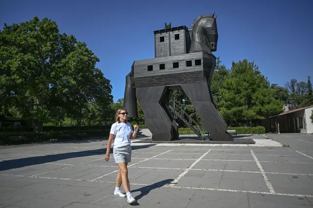 1975 yılında İzzet Senemoğlu tarafından yapılan Troya Atı, Çanakkale.