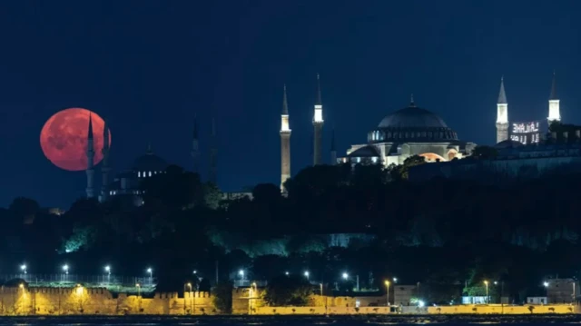 مشاهده ابرماه برفراز استانبول