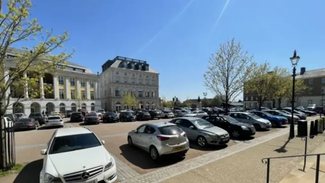 Carros estacionados na Praça da Rainha Mãe, um dos pontos icônicosestrela bet cash outPoundbury