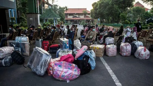 Pekerja migran Indonesia dari Malaysia tiba di Surabaya pada tahun 2021. 