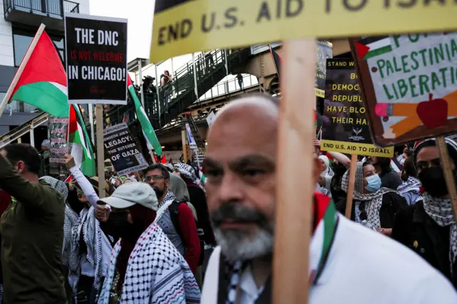 Filistinlileri destekleyen eylemciler.