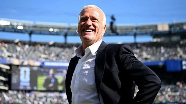 Didier Deschamps đã vô địch World Cup cùng đội tuyển Pháp trên cả tư cách cầu thủ lẫn huấn luyện viên