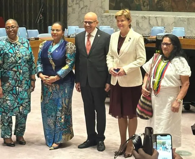 Umushikiranganji Kayikwamba (wa kabiri i bubamfu) hamwe n'abandi bane bahagarariye ibihugu bishasha muri ako kanama ka ONU