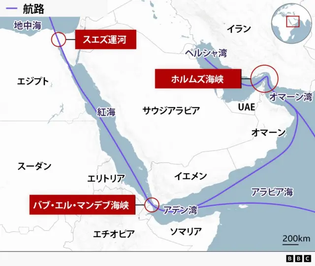 中東および東アフリカの主要航路を示した地図。エジプトのスエズ運河、オマーンとイランの間のホルムズ海峡、イエメンと「アフリカの角」の間のバブ・エル・マンデブ海峡を中心に、サウジアラビア、スーダン、エチオピア、ソマリアなどの周辺国と、各海域が示されている