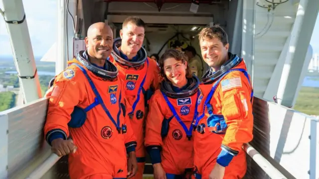 Uhereye ibumoso: umupilote wa NASA Victor Glover, astronaut Jeremy Hansen wa Canadian Space Agency, Christina Koch astronaut wa NASA, na Reid Wiseman astronaut wa NASA