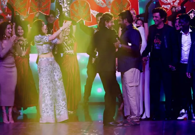 විජේ සේතුපති සහ ෂාරුක් ඛාන් සමග 