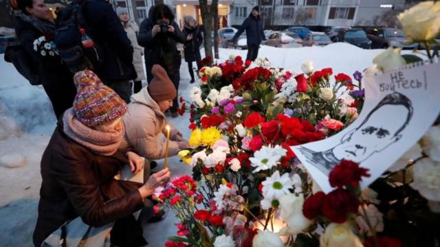 وضع الناس الزهور على نصب تذكاري مؤقت لزعيم المعارضة الروسية الراحل أليكسي نافالني في موسكو